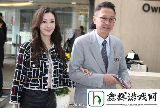 54岁李嘉欣罕见现身