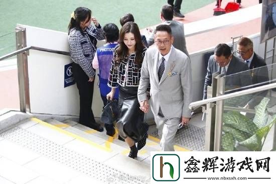 54岁李嘉欣罕见现身